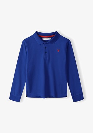 Koszulka polo z długim rękawem w kolorze królewskiego błękitu, z trzema guzikami i czerwonym haftowanym logo jelenia na lewej piersi.