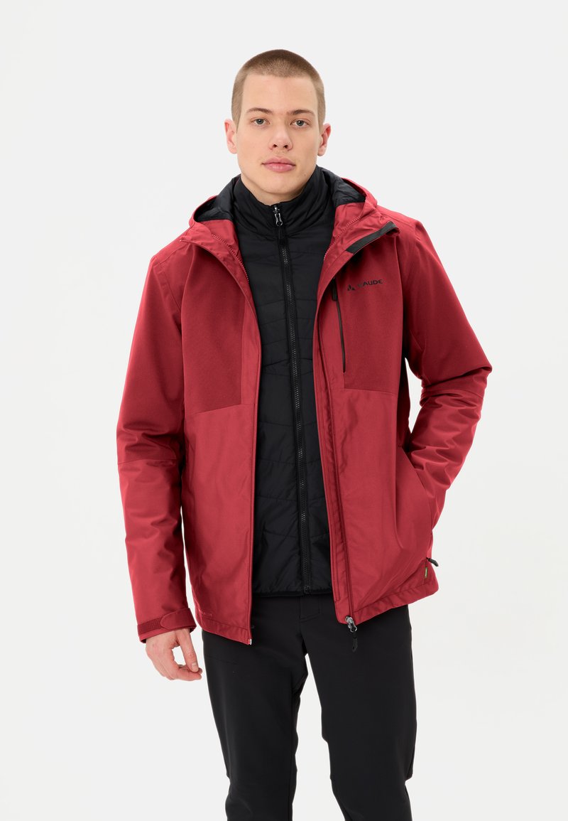 Veste d'extérieur rouge avec une couche intérieure isolante noire. Comprend une capuche, une fermeture éclair et des poches latérales. Texture lisse et design contemporain.
