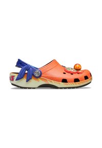 Oranje rubberen klomp met een blauwe band en een decoratieve strik, met ronde hardware, ventilatiegaten en een gedrukt patroon.