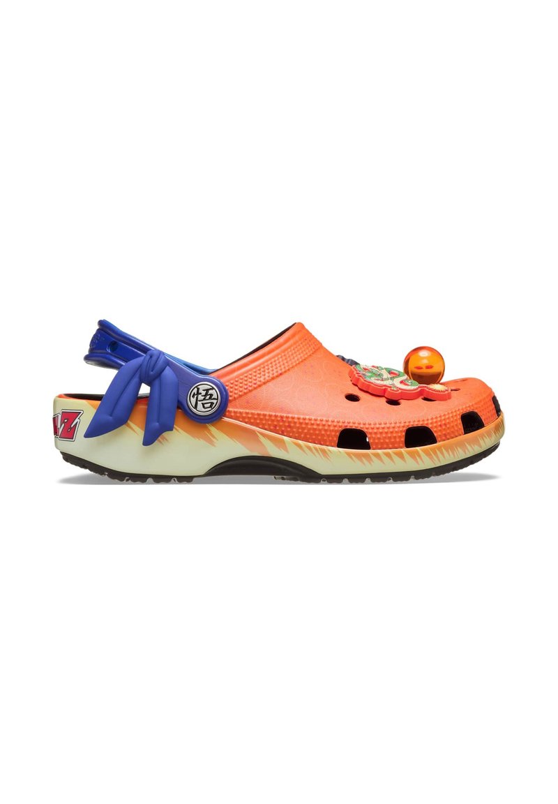 Oranje rubberen klomp met een blauwe band en een decoratieve strik, met ronde hardware, ventilatiegaten en een gedrukt patroon.
