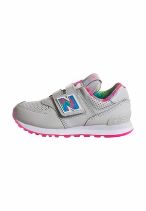 Sneaker grigio chiaro con accenti rosa, texture perforata, cinturino in Velcro, logo blu e rosa, e fodera interna a fantasia colorata.