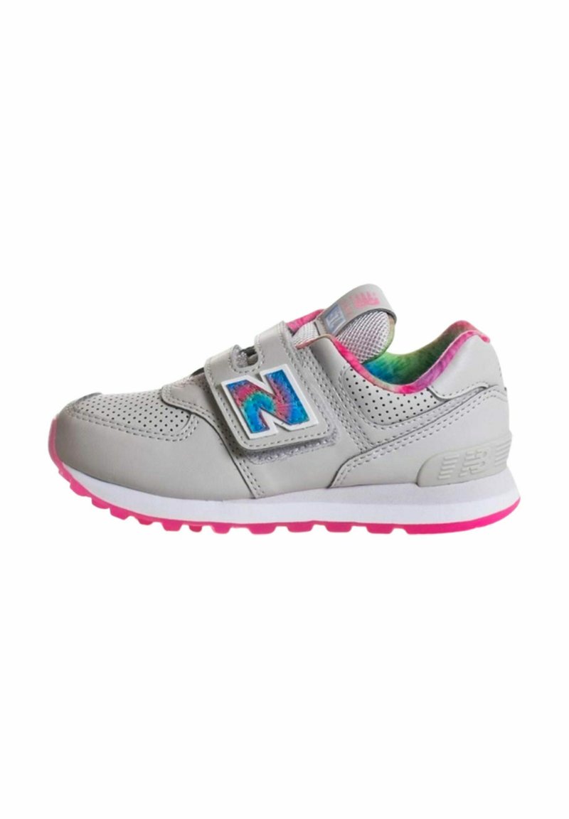 Sneaker grigio chiaro con accenti rosa, texture perforata, cinturino in Velcro, logo blu e rosa, e fodera interna a fantasia colorata.