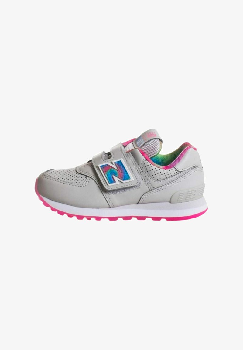 Sneaker grigio chiaro con accenti rosa, texture perforata, cinturino in Velcro, logo blu e rosa, e fodera interna a fantasia colorata.