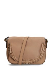 Leren crossbodytas in tan met geweven details aan de voorkant. Voorzien van een omklapflap en een verstelbare schouderband. Glad van structuur.