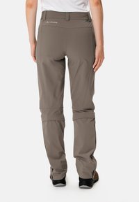 Pantaloni outdoor leggeri, grigi, con una vestibilità dritta, cerniere sulla parte inferiore delle gambe e dettagli con il logo in vita.