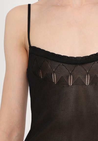 Czarna siateczkowa bluzka z falbaniastym dekoltem, cienkimi ramiączkami i geometrycznym wzorem na klatce piersiowej, tworzącym skomplikowaną teksturę.