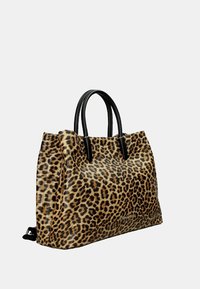 Borsa a tracolla in stampa leopardata con manici neri, forma rettangolare, materiale in pelliccia sintetica testurizzata e dettaglio del logo sul fondo.