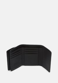 Czarny skórzany portfel o gładkiej fakturze, wyposażony w wiele przegródek na karty oraz komorę na zamek, zaprojektowany w stylu trzech składek.