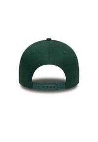 Casquette de baseball verte avec une finition en tissu lisse, visière plate et fermeture à bouton-pression en plastique. Présente des trous de ventilation et aucun logo visible.