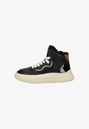 Czarne sneakersy typu mid-top z białymi sznurówkami, skórzaną cholewką, sztucznym futerkiem przy kołnierzu, błyszczącymi akcentami z lakierowanej skóry oraz detalami w panterkę na pięcie.