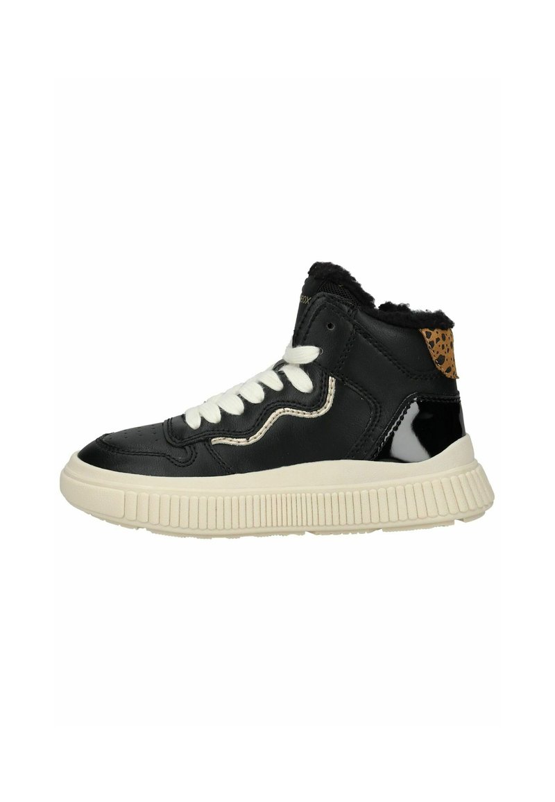 Zapatilla negra de media altura con cordones blancos, parte superior de cuero, cuello de piel sintética, detalles brillantes de charol y un diseño de leopardo en el talón.