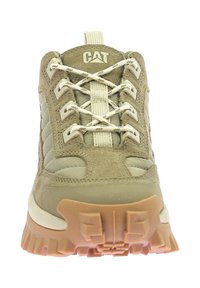 Scarpa da trekking color marrone chiaro con tomaia in pelle scamosciata e mesh texturizzati, dotata di lacci beige e suola spessa in gomma con motivi di battistrada pronunciati.