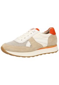 Baskets avec une tige en daim beige et cuir blanc, des détails en mesh, des accents orange, et une semelle en caoutchouc texturée.