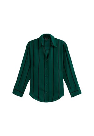 Camisa verde de manga larga con rayas verticales negras, con botones en el frente, cuello clásico y mangas con puños, hecha de una tela suave.