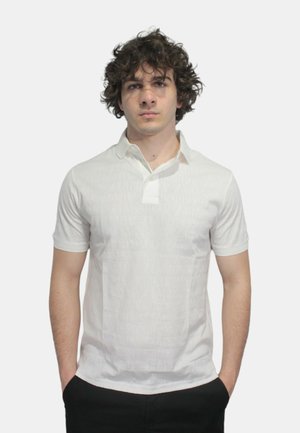 Hvid polo skjorte med et diskret præget logo-design, korte ærmer og en klassisk krave. Lavet af blødt, letvægtsstof.