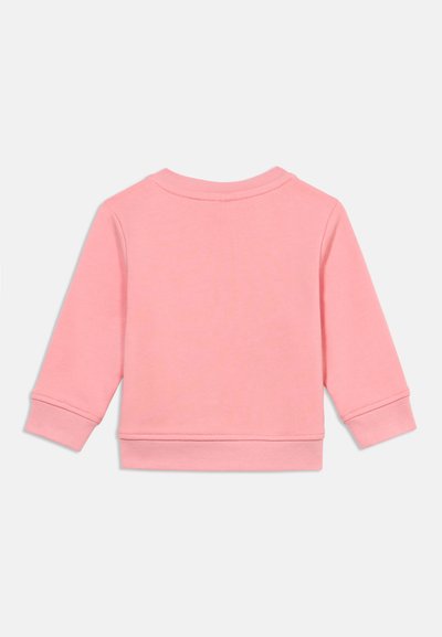 Ροζ φούτερ με μακριά μανίκια, στρογγυλή λαιμόκοψη και ριμπ μανσέτες. Μαλακό ύφασμα, άνετη ραφή στην πλάτη, μινιμαλιστικός σχεδιασμός.