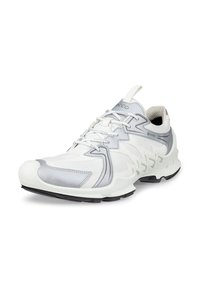 Ελαφρύ παπούτσι τρεξίματος σε λευκό και ασημί, με επάνω μέρος από δίχτυ, διακριτικές υφές και καμπυλωτό σχήμα με ανθεκτική μαύρη εξωτερική σόλα.