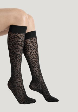 Zwarte kniehoge kousen met een doorschijnend luipaardprintpatroon en effen zwarte manchetten aan de bovenkant, met een gestructureerd ontwerp.