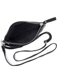 Borsa in pelle nera con chiusura a zip, tracolla sottile e texture liscia. Interno foderato in tessuto nero e privo di scomparti.