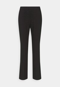 Pantalon de costume noir à jambe droite, taille mi-haute, avec des plis cousus sur le devant, sur un fond blanc.