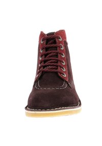 Stivaletto in suede bordeaux con punta rotonda, sei occhielli, cuciture a contrasto e suola in gomma. Design con lacci e finitura testurizzata.