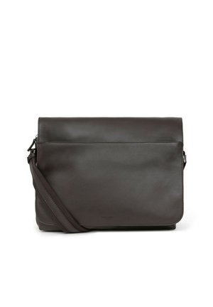 Donkerbruin leren messenger bag met een klepsluiting, verstelbare schouderband, een gladde textuur en een minimalistisch ontwerp met een voorkant pocket.