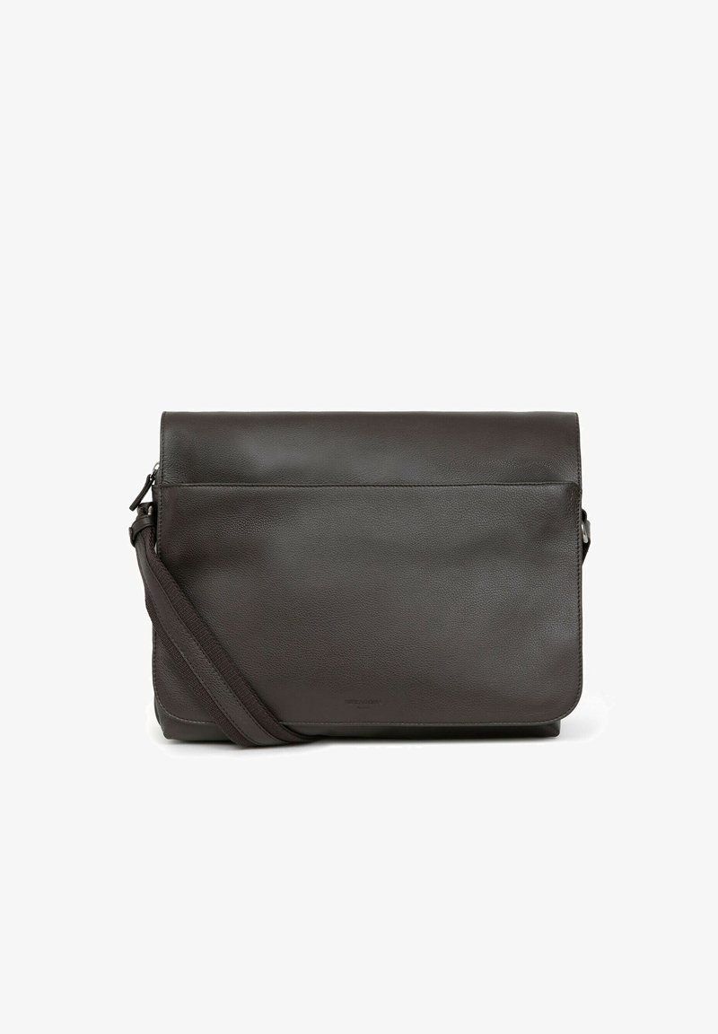 Borsa a tracolla in pelle marrone scuro con chiusura a pattina, tracolla regolabile, superficie liscia e design minimalista che presenta una tasca frontale.