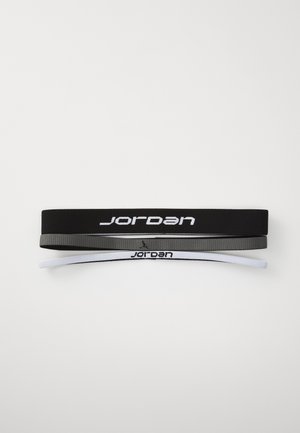 Zwarte, grijze en witte haarbanden gemaakt van elastisch materiaal, elk met het "Jordan"-logo in witte tekst.