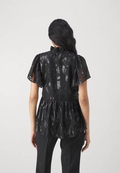 Schwarzes Peplum-Oberteil mit kurzen, gerüschten Ärmeln, das eine transparente Textur und ein dezentes Blumenmuster aufweist, elastischen Taillendetails und hohem Kragen.