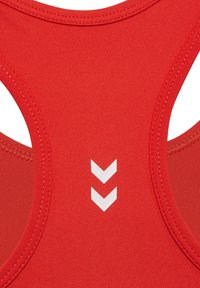 Rotes sportliches Tanktop mit rundem Ausschnitt, Racerback-Design und weißem Chevron-Logo auf der Rückseite. Glatter, dehnbarer Stoff.