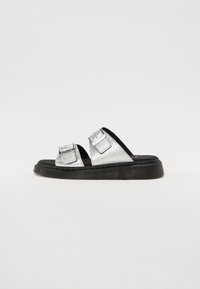 Sandale silver, tip slip-on, cu două catarame ajustabile, superior texturat și o talpă groasă de culoare neagră. Prezintă o finisare netedă asemănătoare cu pielea.