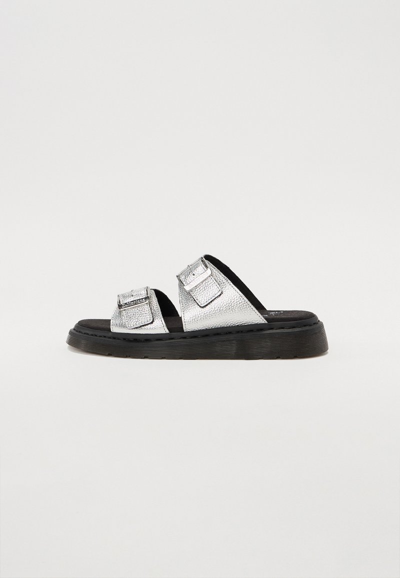 Sandale silver, tip slip-on, cu două catarame ajustabile, superior texturat și o talpă groasă de culoare neagră. Prezintă o finisare netedă asemănătoare cu pielea.
