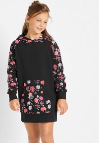 Abito felpa nero con fiori, maniche lunghe con motivo, tasca frontale e cappuccio regolabile. Fiori nelle tonalità di rosa, bianco e viola.
