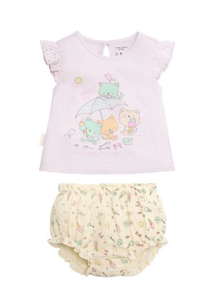 Camiseta rosa pastel de manga corta para bebé con gatos bajo un paraguas y pantalones cortos crema con volantes, decorados con patrones de helados y sol.