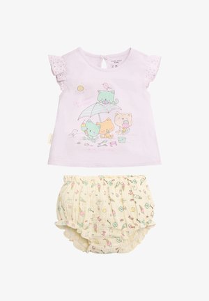 Camiseta rosa pastel de manga corta para bebé con gatos bajo un paraguas y pantalones cortos crema con volantes, decorados con patrones de helados y sol.