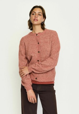 Roze cardigan met een ronde halslijn, lange mouwen en zwarte knopen aan de voorkant. Zacht, gestructureerd materiaal; casual pasvorm.