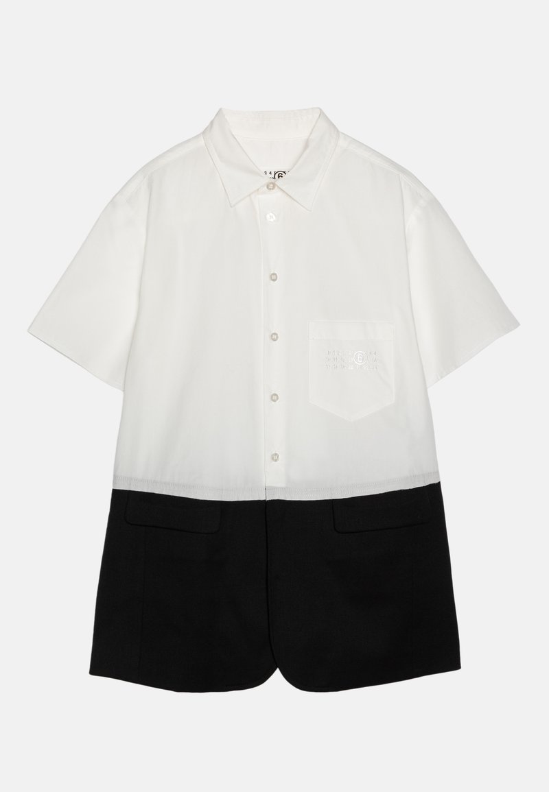 Kortermet skjorte med gradient fra hvit til svart, med brystlomme, knapper og to frontlommer i den nederste svarte delen.