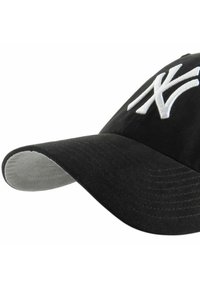 Cappello nero con logo ricamato bianco sul davanti, visiera curva e finitura texturizzata. Fodera interna grigia. Design e forma classici.