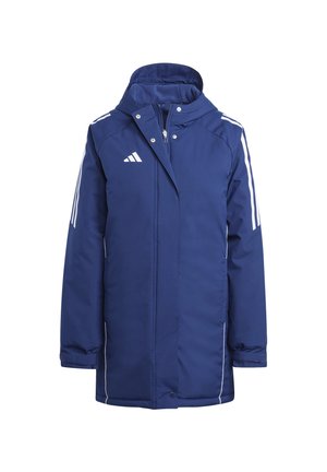 Manteau isolant bleu marine avec fermeture éclair, capuche et bandes blanches sur les manches. Il présente une texture douce et un design droit.