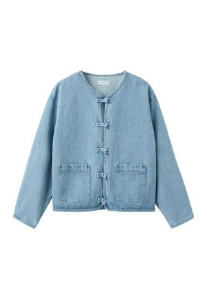 Chaqueta de mezclilla azul claro con mangas largas, cuello redondo, dos bolsillos delanteros de parche y cinco cierres de botones anudados en el centro.