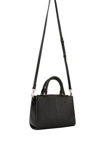 Zwarte leren handtas met dubbele handvatten en een verstelbare schouderriem. Gladde textuur, rechthoekige vorm, met gouden hardware-details.