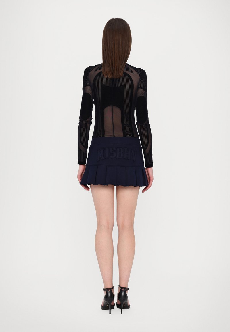 MISBHV - VARSITY PLEATED MINI SKIRT - Minifalda - navy, Ampliar