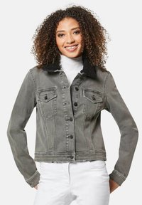 Graue Jeansjacke mit einem schwarzen, weich strukturierten Kragen, Fronttaschen und Knopfverschluss. Besitzt ein tailliertes Design und kontrastierende Nähte.