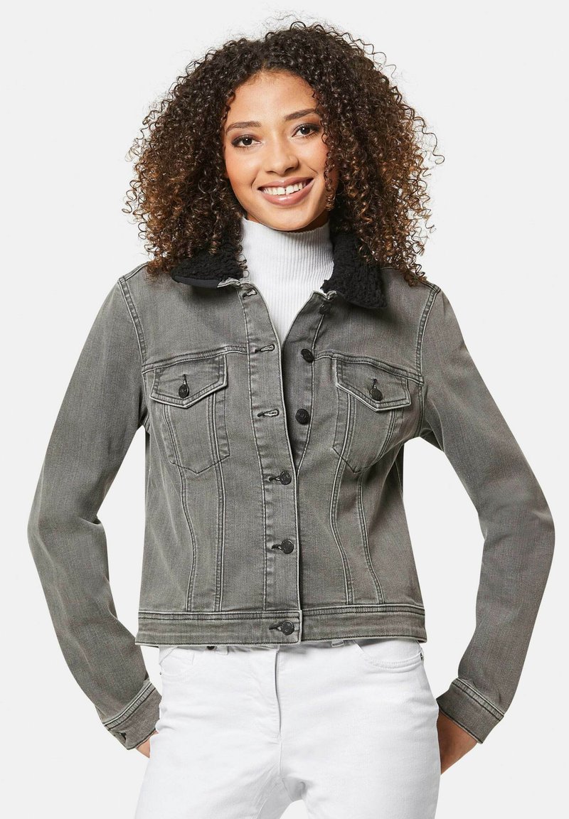 Graue Jeansjacke mit einem schwarzen, weich strukturierten Kragen, Fronttaschen und Knopfverschluss. Besitzt ein tailliertes Design und kontrastierende Nähte.