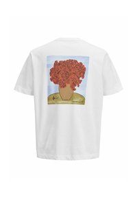 Camicia bianca a maniche corte con una stampa raffigurante un vaso di terracotta che contiene fiori rossi su un tavolo rotondo con sfondo azzurro chiaro.