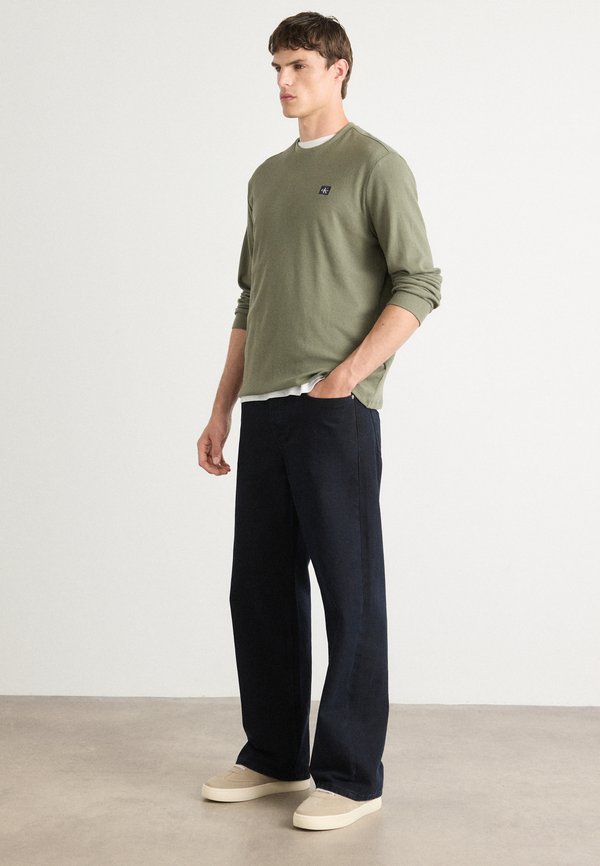 BADGE TEE - Long sleeved top - dusty olive2