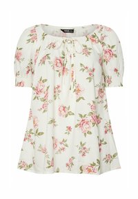 Blommig blus i vit tyg med rosa rosor och gröna blad. Korta puffärmar med en rynkad halsringning och knytdetalj.