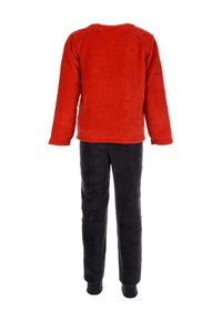Sudadera de forro polar rojo de manga larga con cuello redondo combinada con pantalones de forro polar negros. Ambos artículos tienen una superficie suave y texturizada.