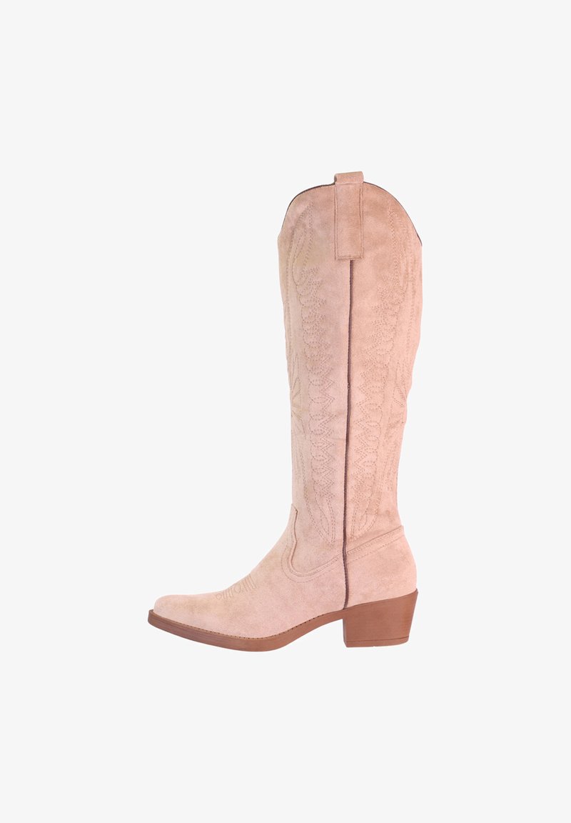 Botas de cowboy de ante beige con un eje alto, costuras decorativas, punta afilada y un tacón bajo y cuadrado. Textura suave, sin herrajes.