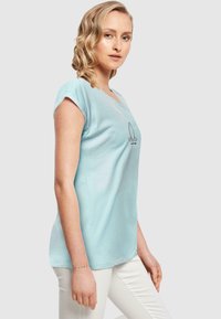 Merchcode SUMMER - SURF VIBES - T-shirts print - ocean blue